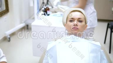 一个女人去看牙医。 准备考试。